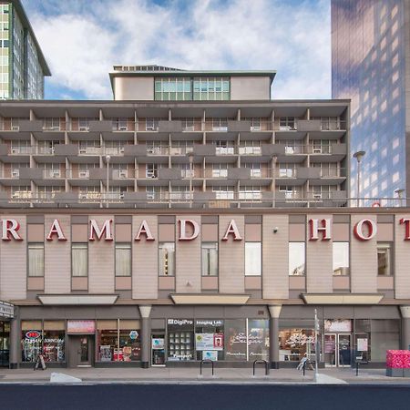 Отель Ramada Plaza By Wyndham Calgary Downtown Экстерьер фото