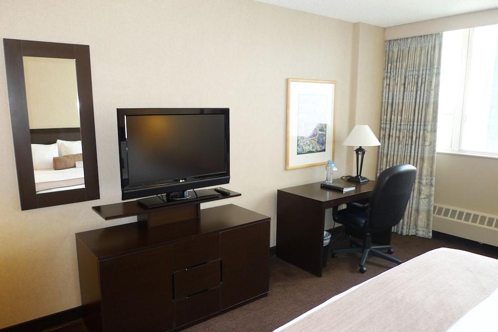 Отель Ramada Plaza By Wyndham Calgary Downtown Экстерьер фото