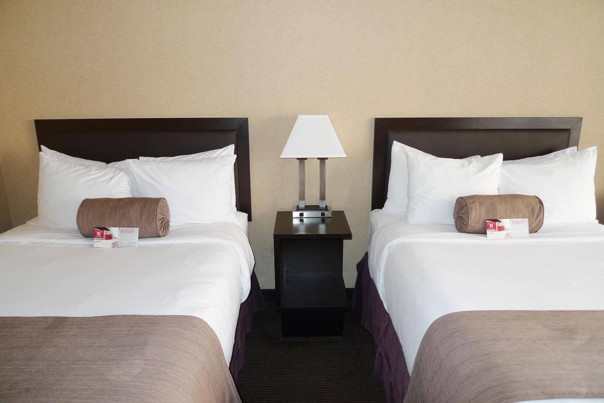 Отель Ramada Plaza By Wyndham Calgary Downtown Экстерьер фото