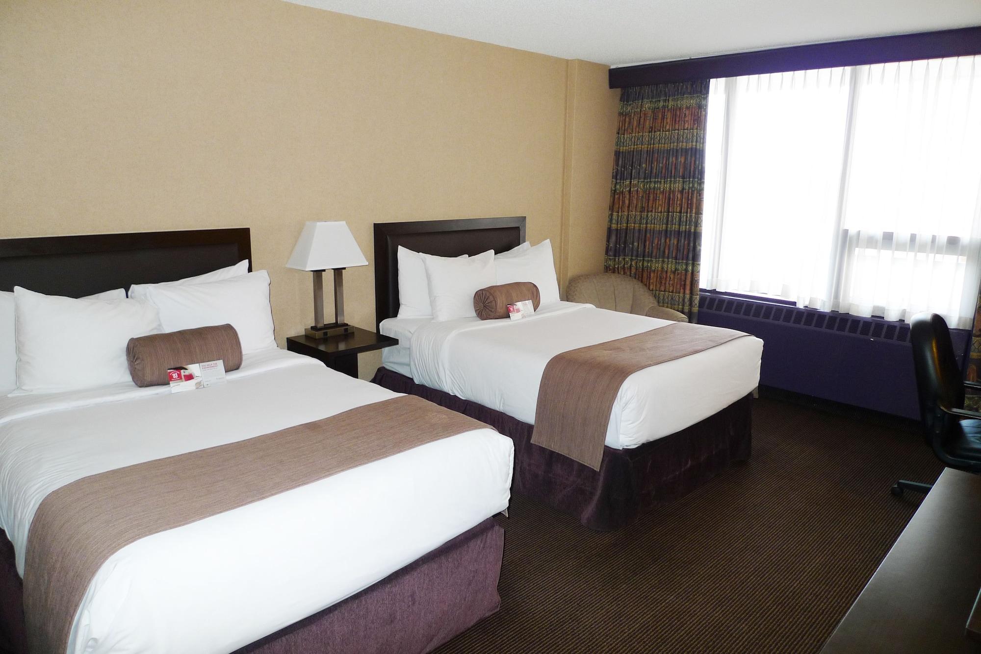Отель Ramada Plaza By Wyndham Calgary Downtown Экстерьер фото