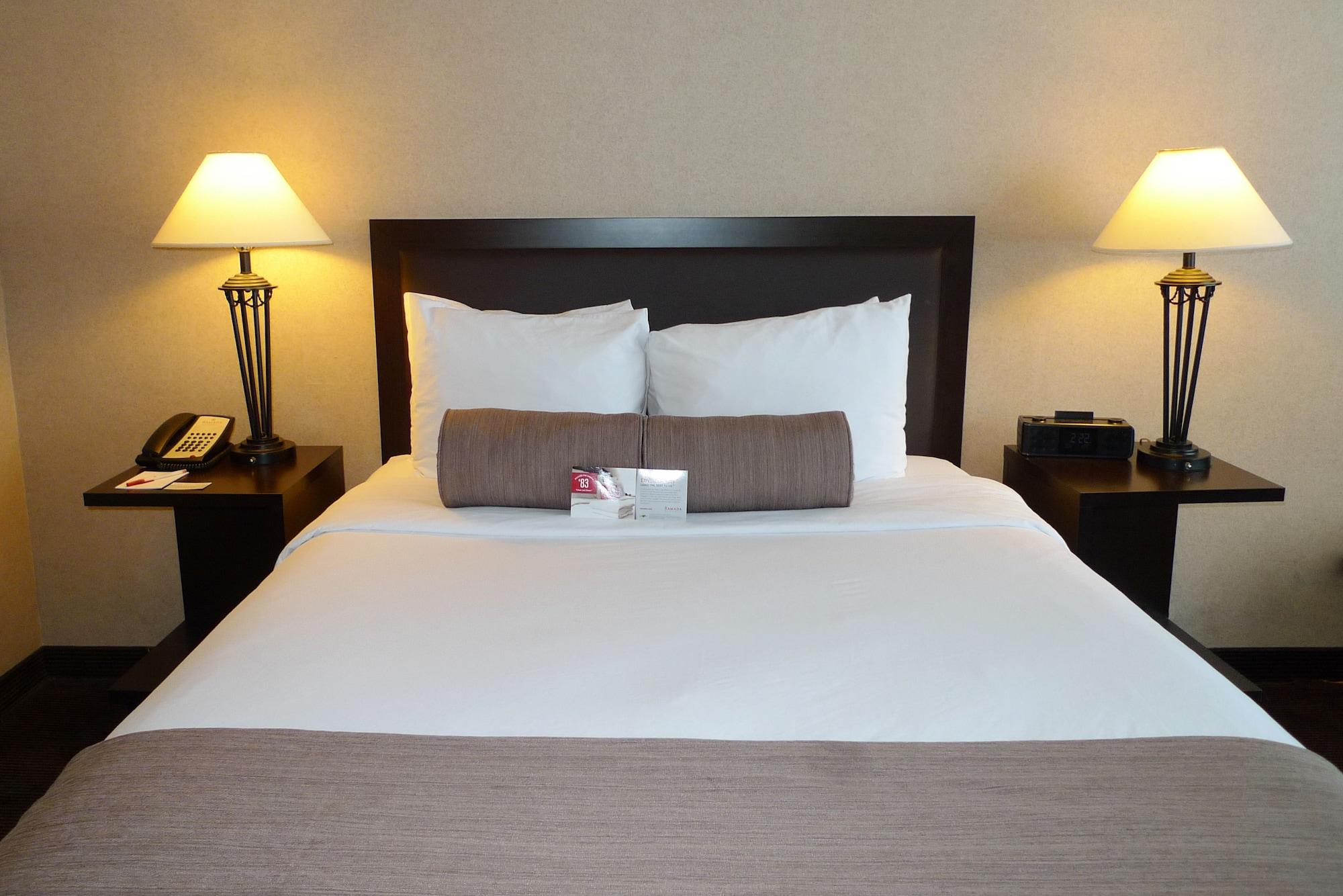 Отель Ramada Plaza By Wyndham Calgary Downtown Экстерьер фото