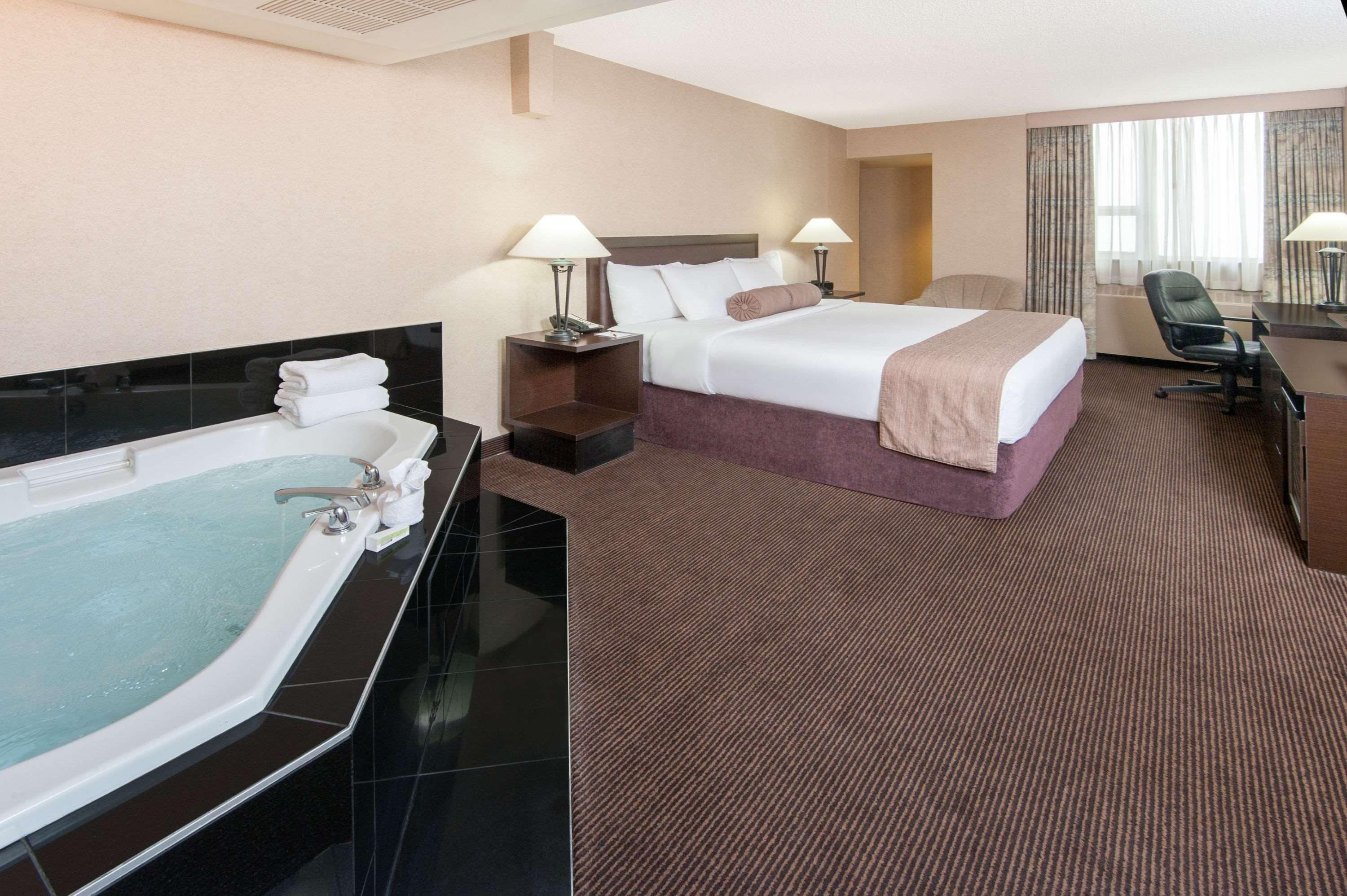 Отель Ramada Plaza By Wyndham Calgary Downtown Экстерьер фото