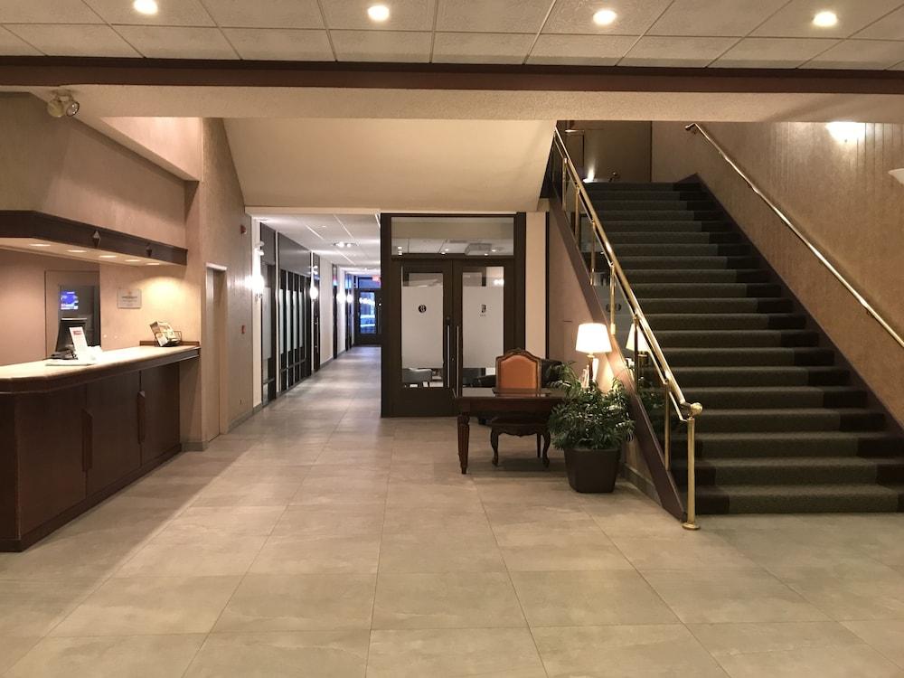 Отель Ramada Plaza By Wyndham Calgary Downtown Экстерьер фото