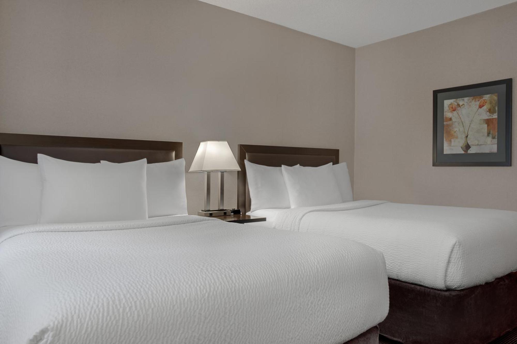 Отель Ramada Plaza By Wyndham Calgary Downtown Экстерьер фото