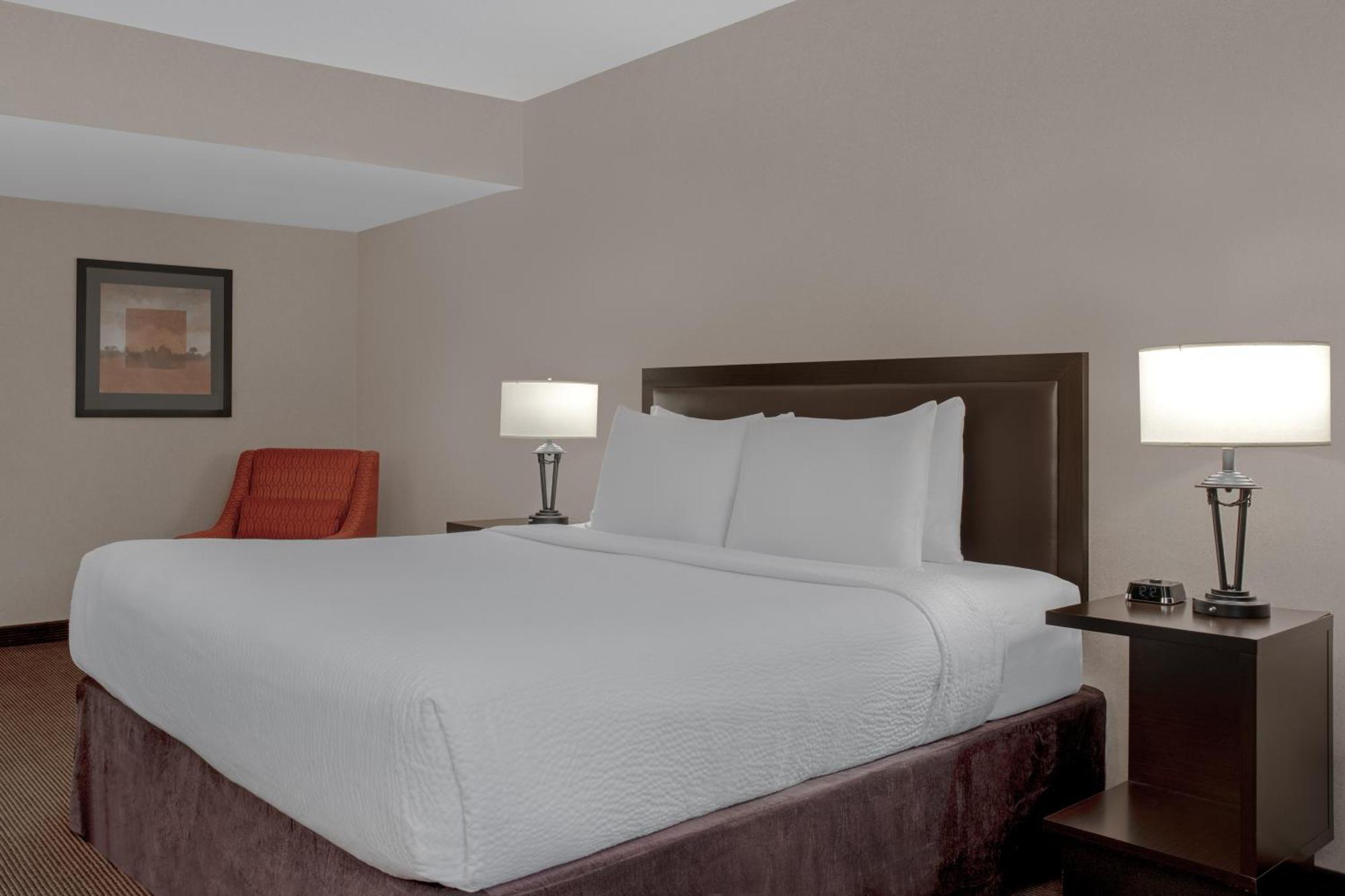 Отель Ramada Plaza By Wyndham Calgary Downtown Экстерьер фото