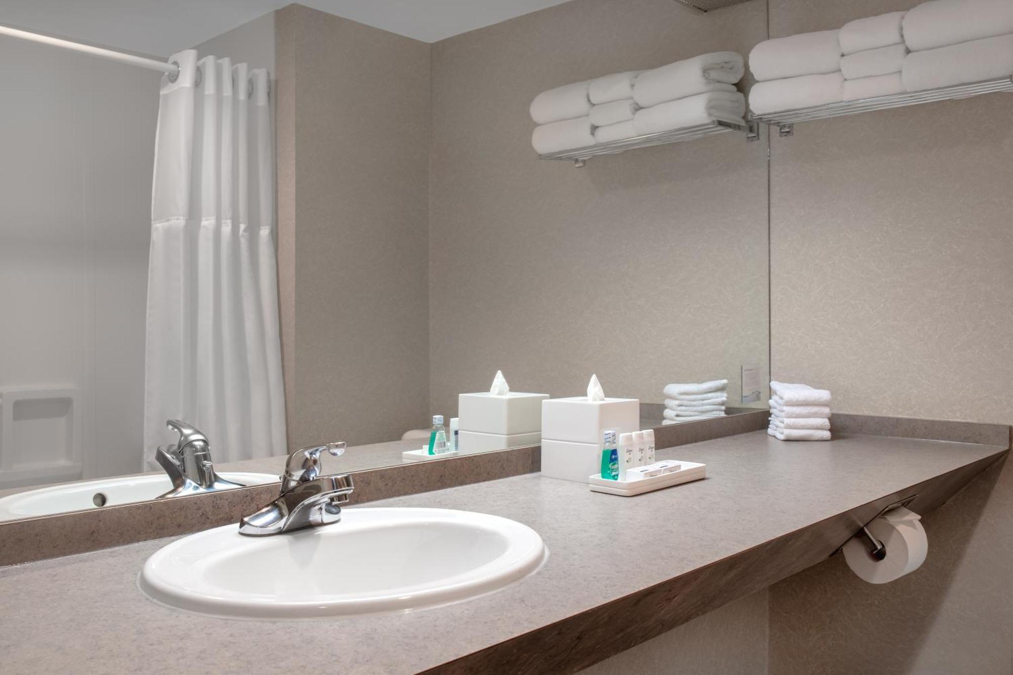 Отель Ramada Plaza By Wyndham Calgary Downtown Экстерьер фото