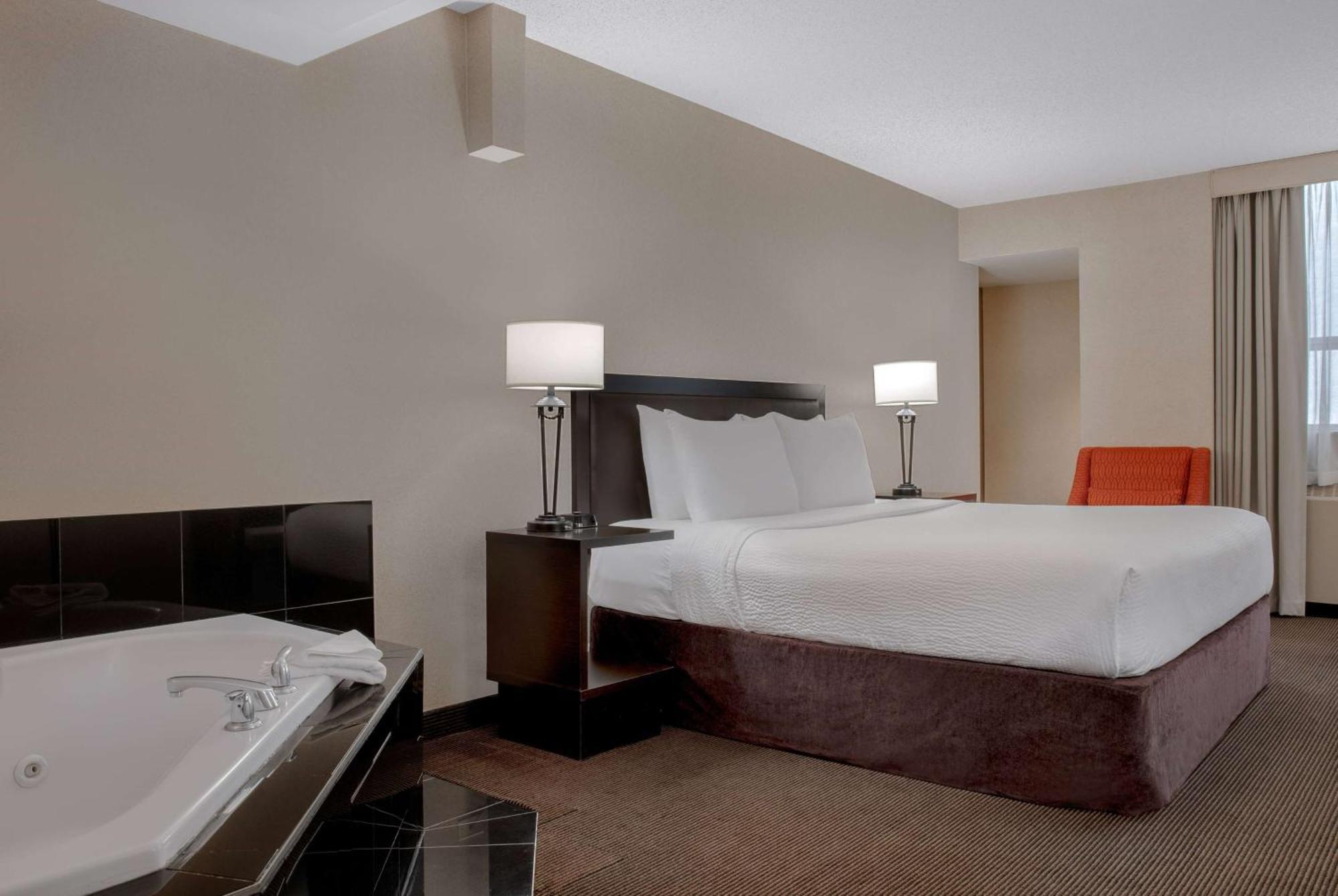Отель Ramada Plaza By Wyndham Calgary Downtown Экстерьер фото