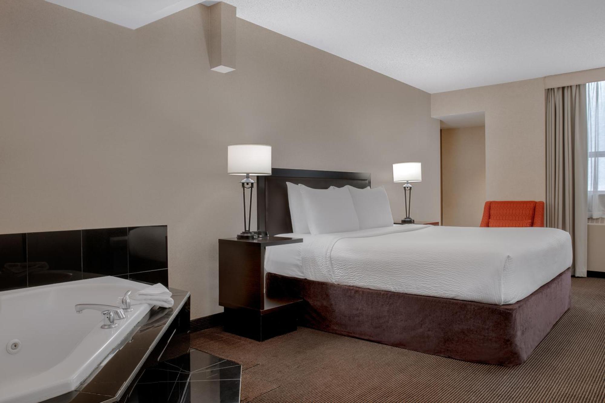 Отель Ramada Plaza By Wyndham Calgary Downtown Экстерьер фото