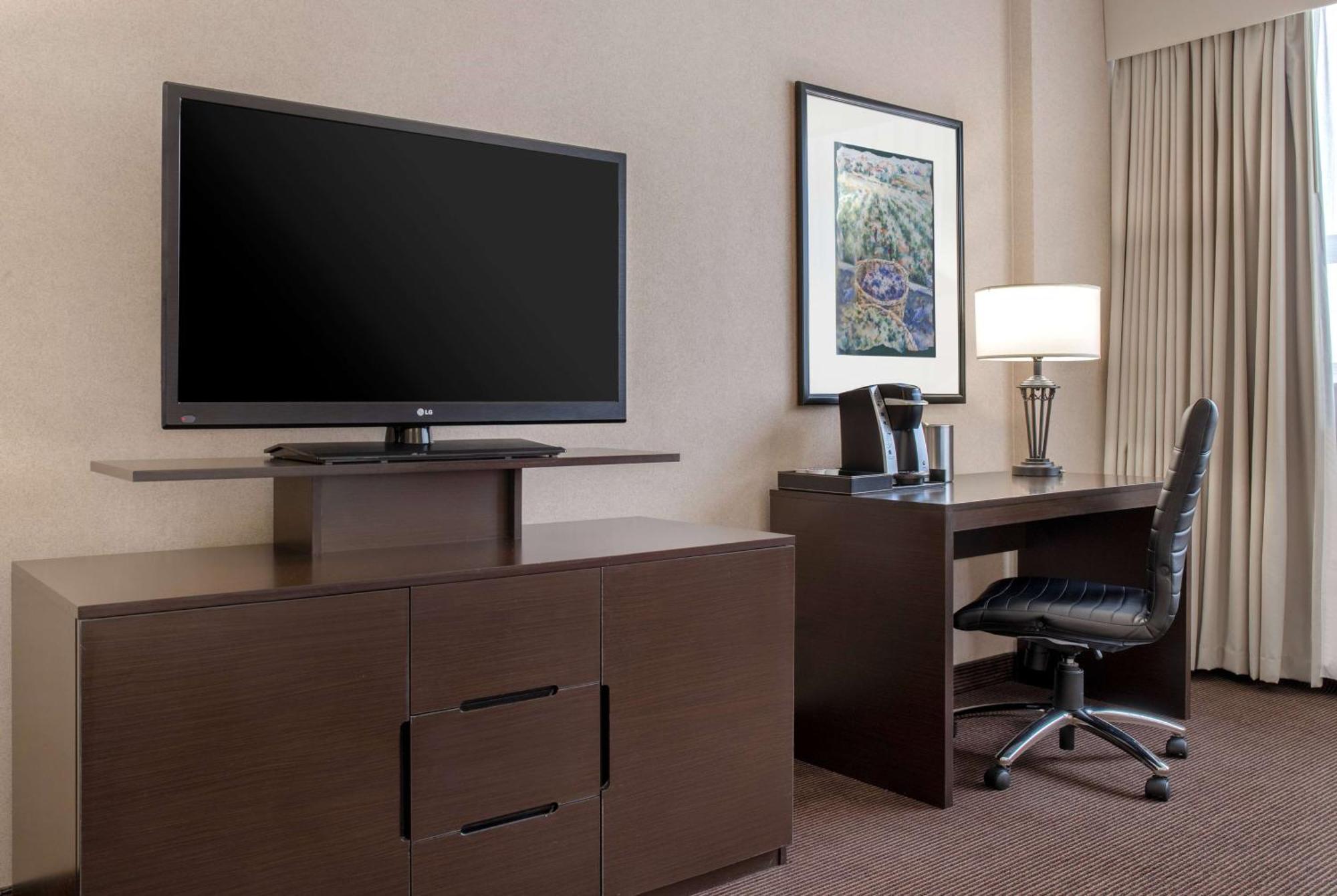 Отель Ramada Plaza By Wyndham Calgary Downtown Экстерьер фото