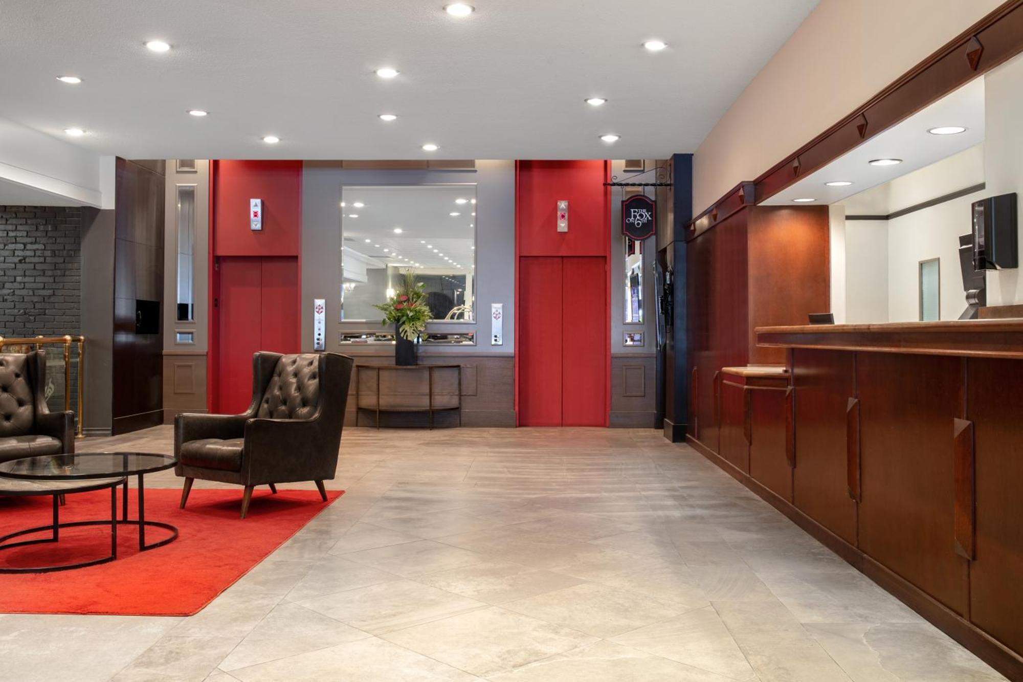 Отель Ramada Plaza By Wyndham Calgary Downtown Экстерьер фото