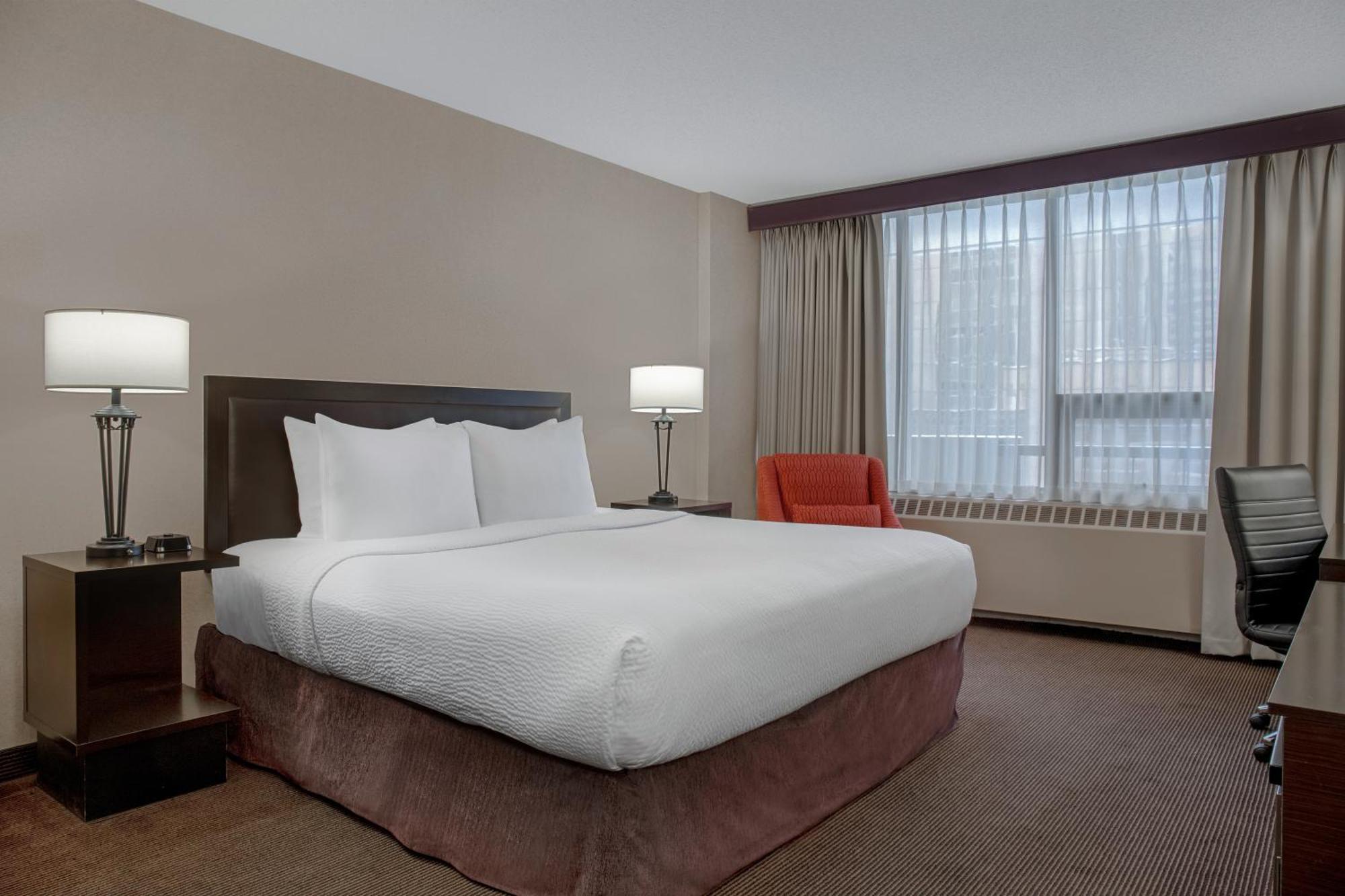 Отель Ramada Plaza By Wyndham Calgary Downtown Экстерьер фото