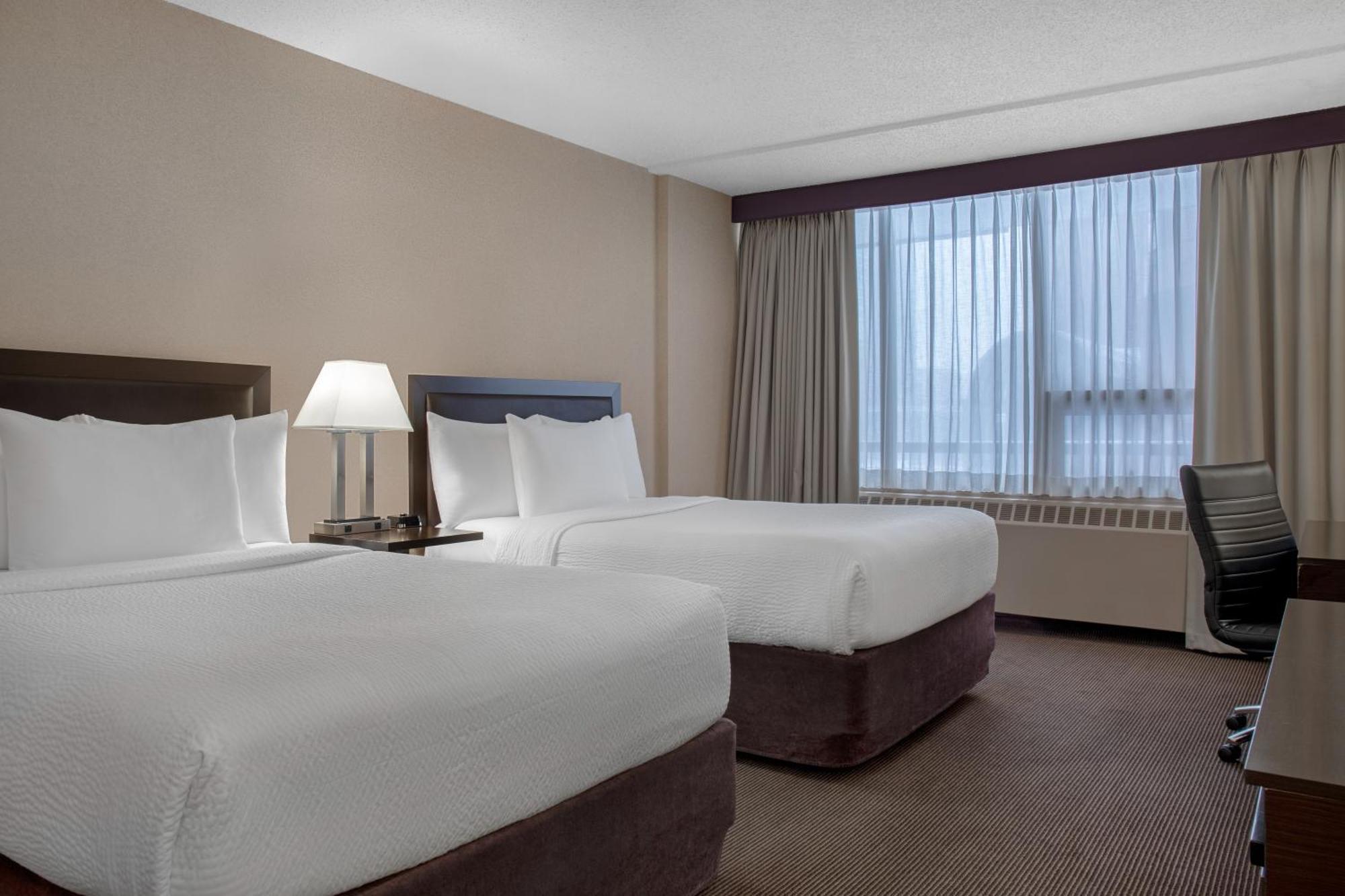 Отель Ramada Plaza By Wyndham Calgary Downtown Экстерьер фото