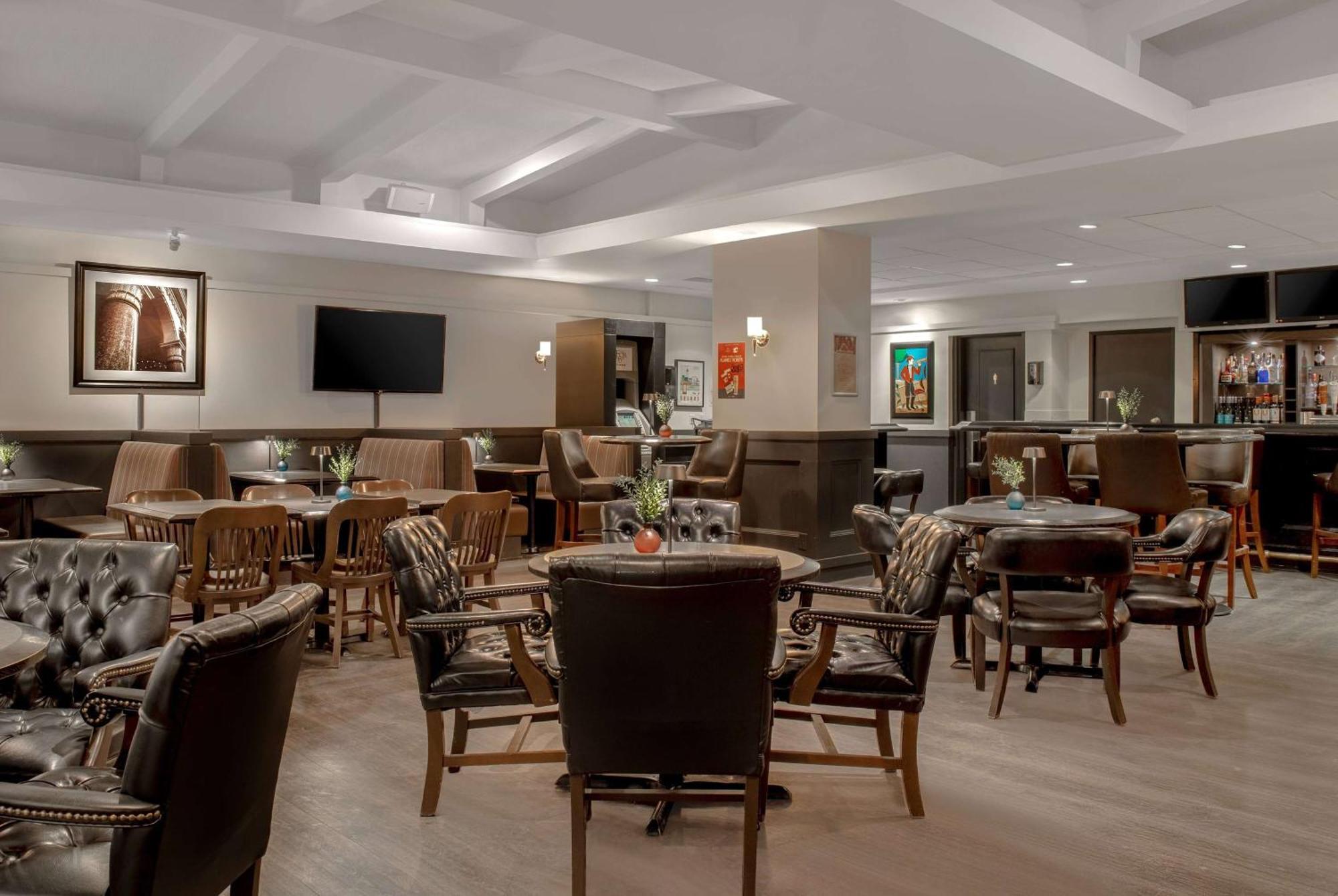 Отель Ramada Plaza By Wyndham Calgary Downtown Экстерьер фото