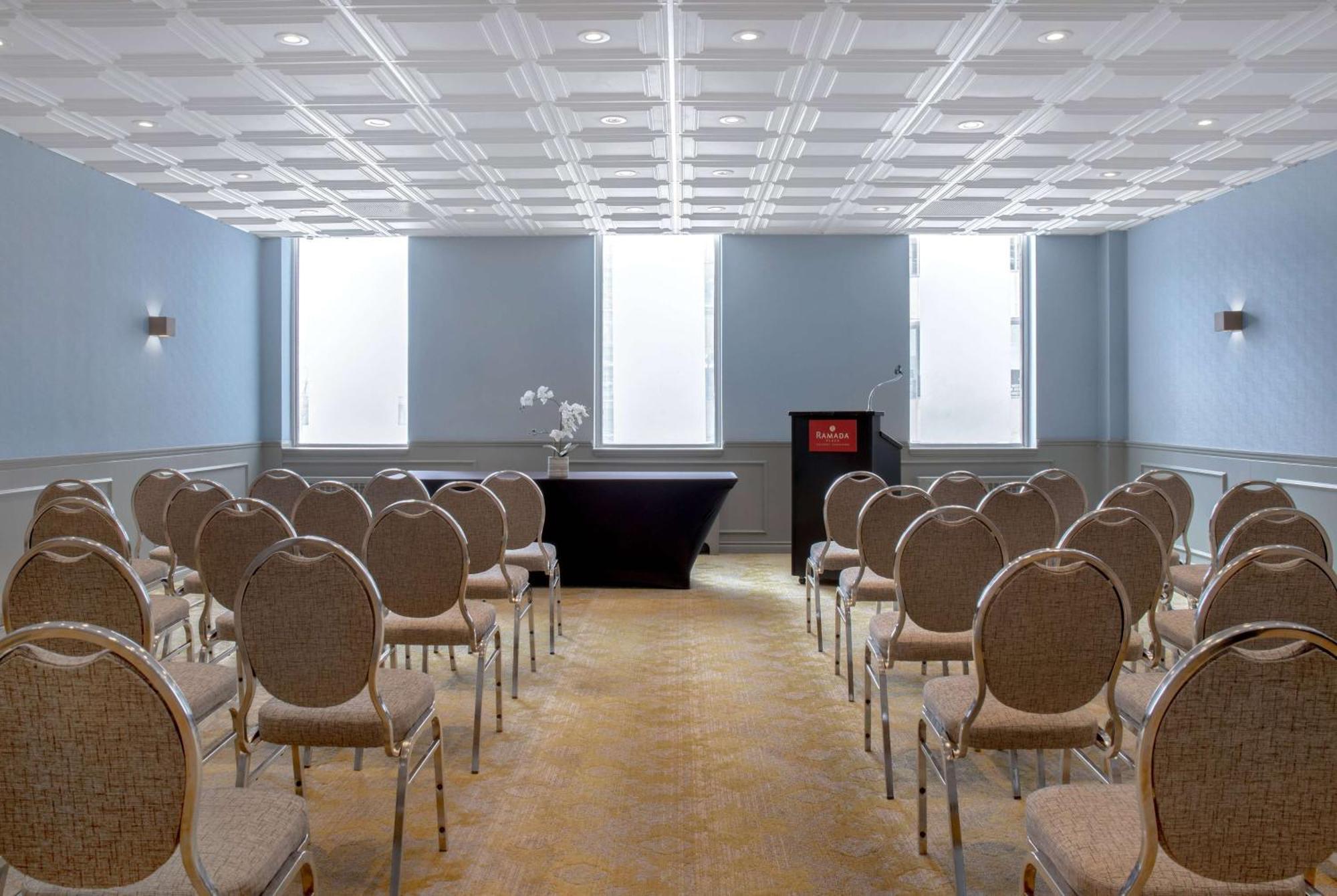 Отель Ramada Plaza By Wyndham Calgary Downtown Экстерьер фото