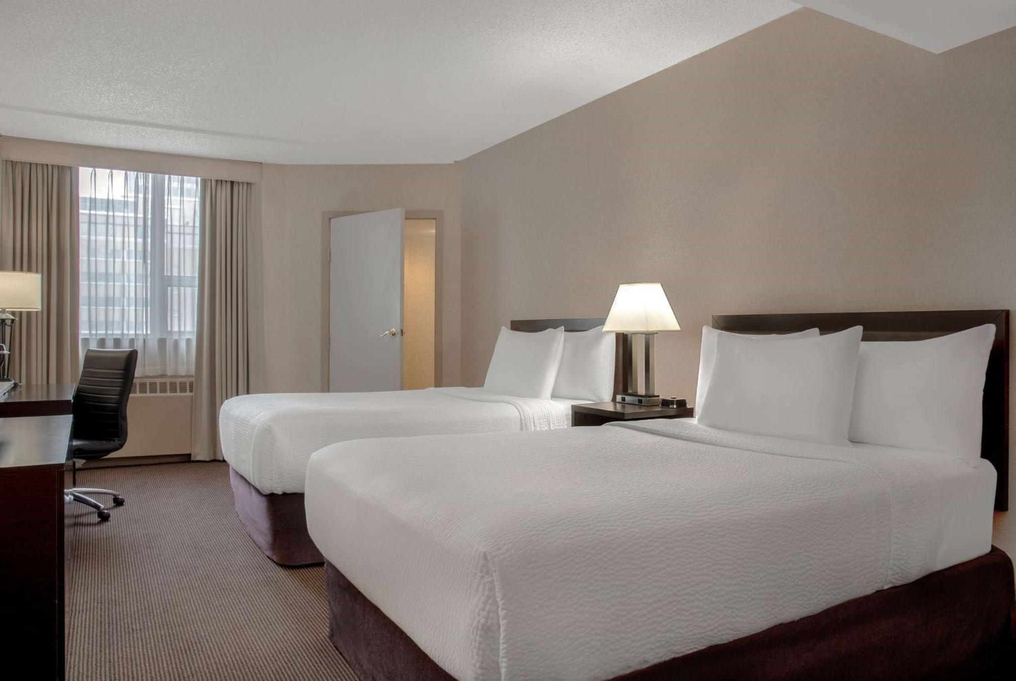 Отель Ramada Plaza By Wyndham Calgary Downtown Экстерьер фото
