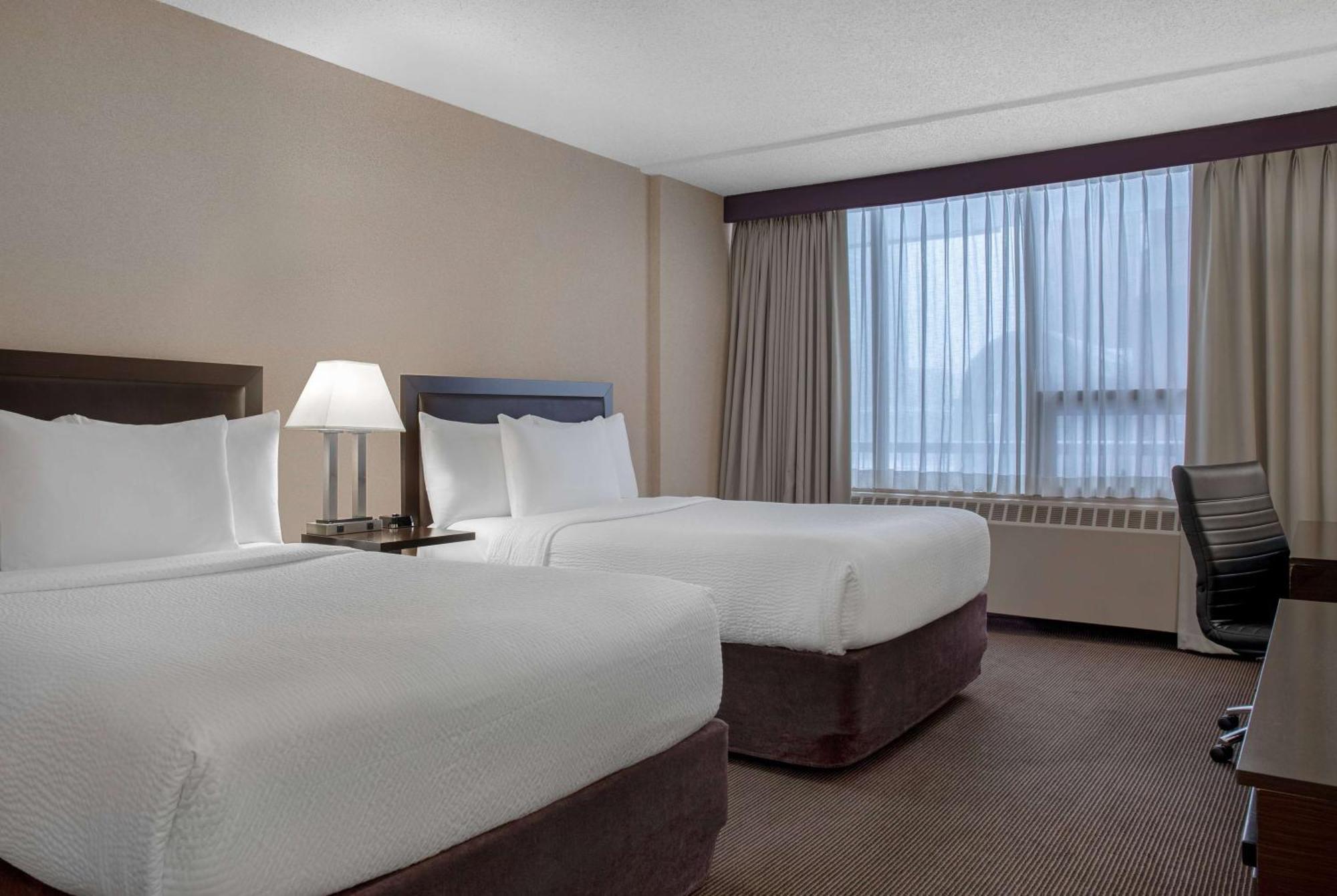 Отель Ramada Plaza By Wyndham Calgary Downtown Экстерьер фото
