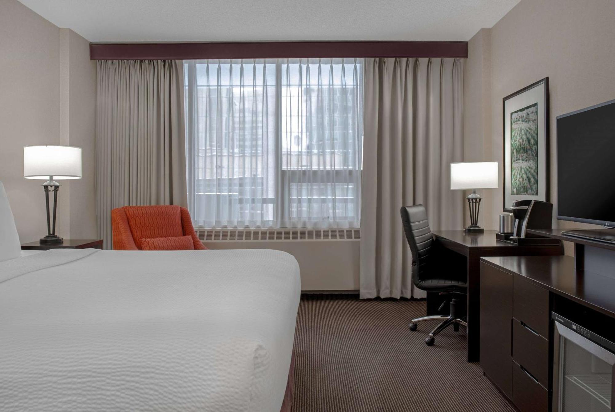 Отель Ramada Plaza By Wyndham Calgary Downtown Экстерьер фото