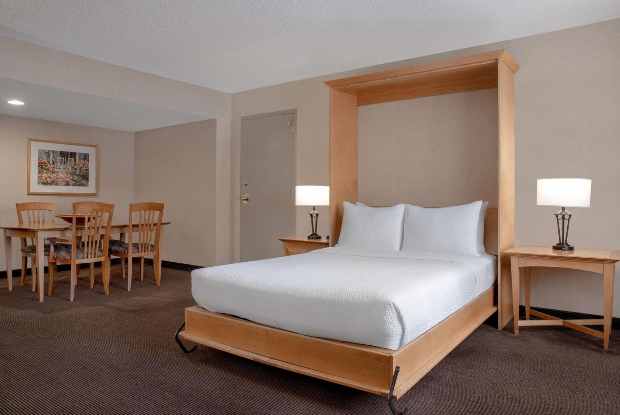 Отель Ramada Plaza By Wyndham Calgary Downtown Экстерьер фото