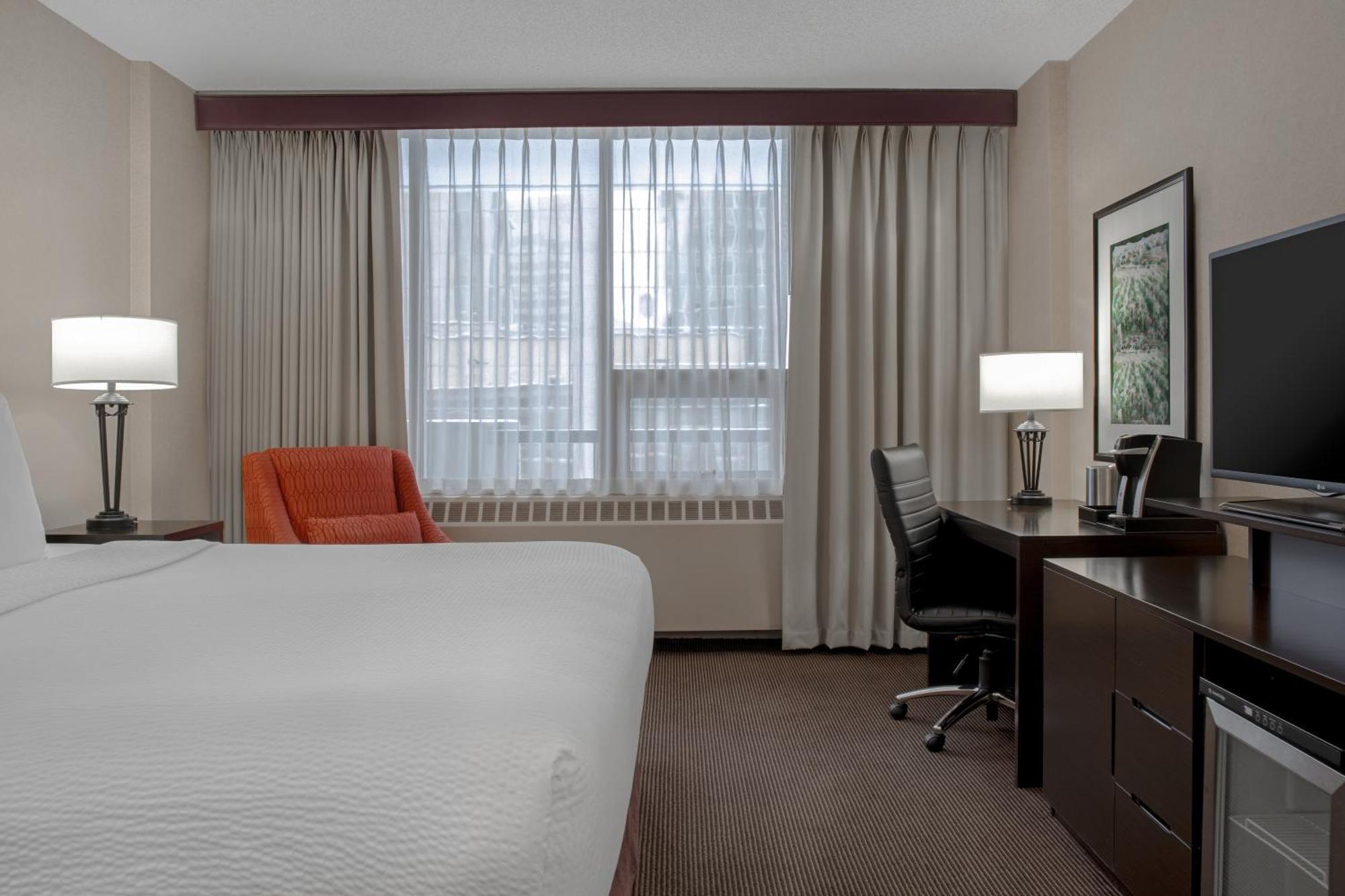 Отель Ramada Plaza By Wyndham Calgary Downtown Экстерьер фото