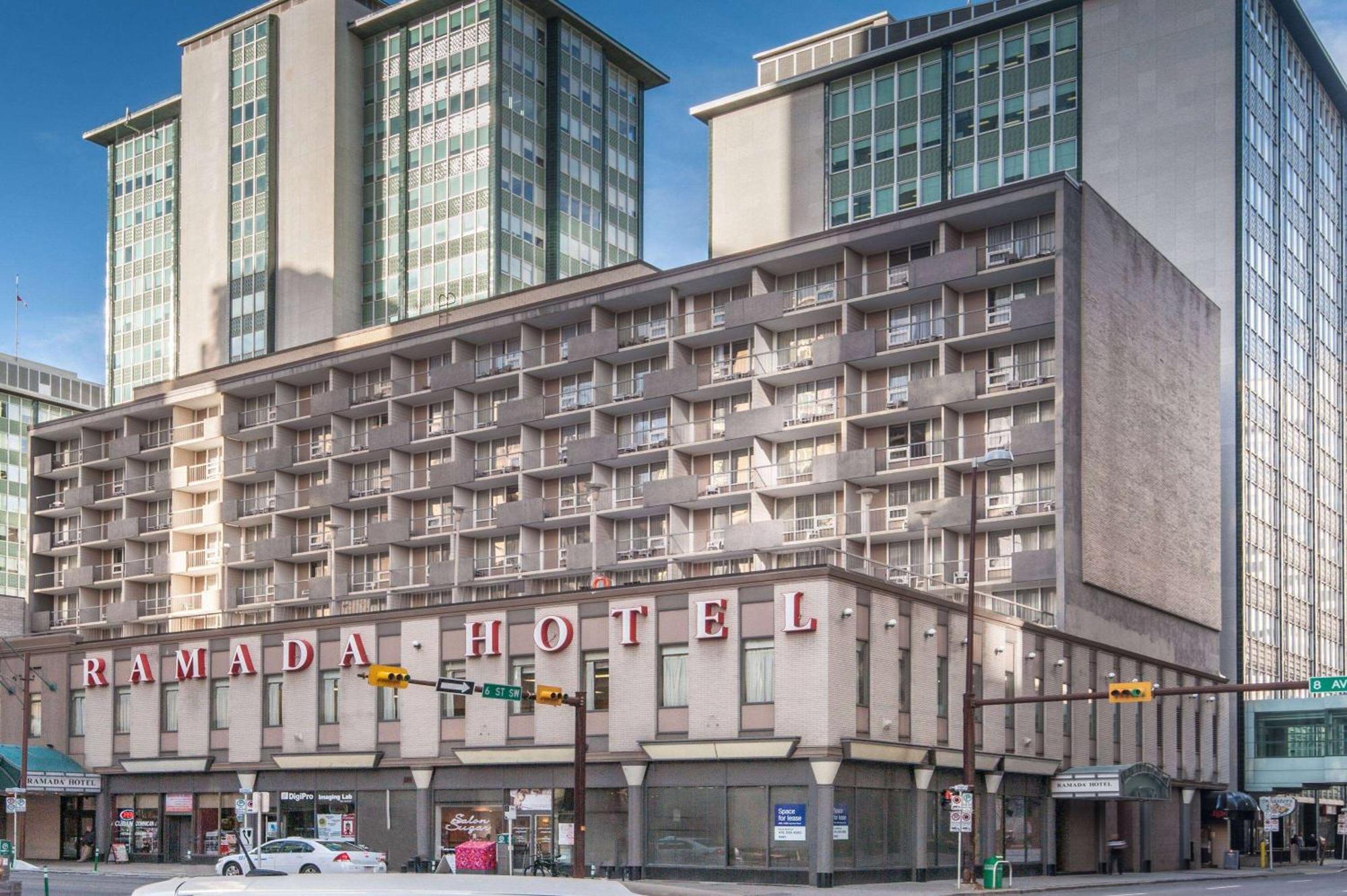 Отель Ramada Plaza By Wyndham Calgary Downtown Экстерьер фото