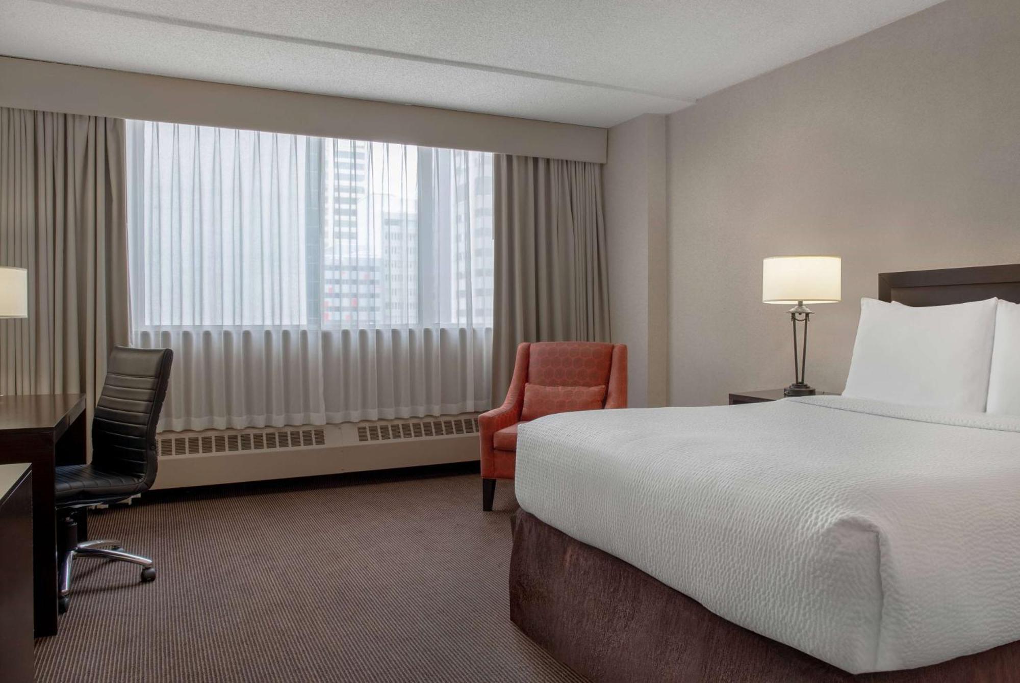 Отель Ramada Plaza By Wyndham Calgary Downtown Экстерьер фото