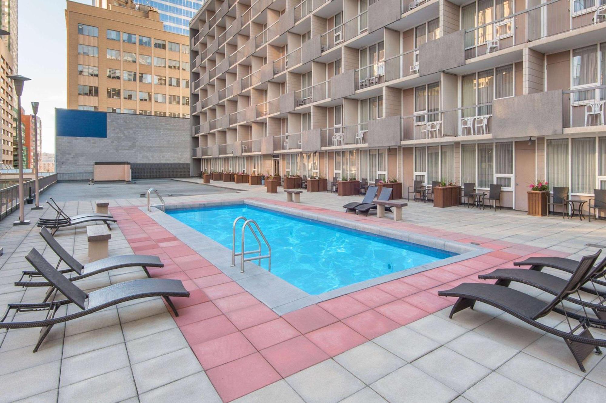 Отель Ramada Plaza By Wyndham Calgary Downtown Экстерьер фото