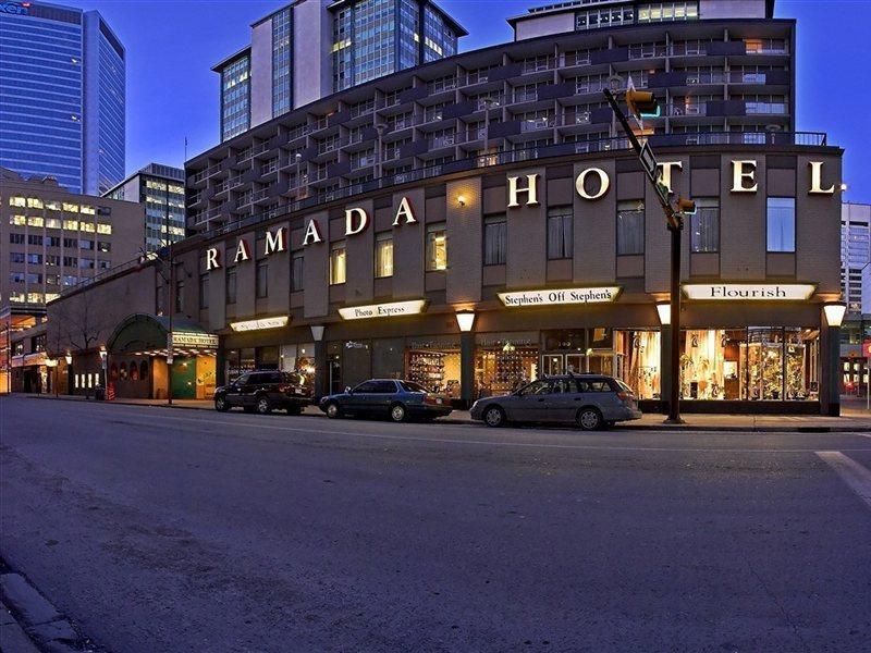 Отель Ramada Plaza By Wyndham Calgary Downtown Экстерьер фото