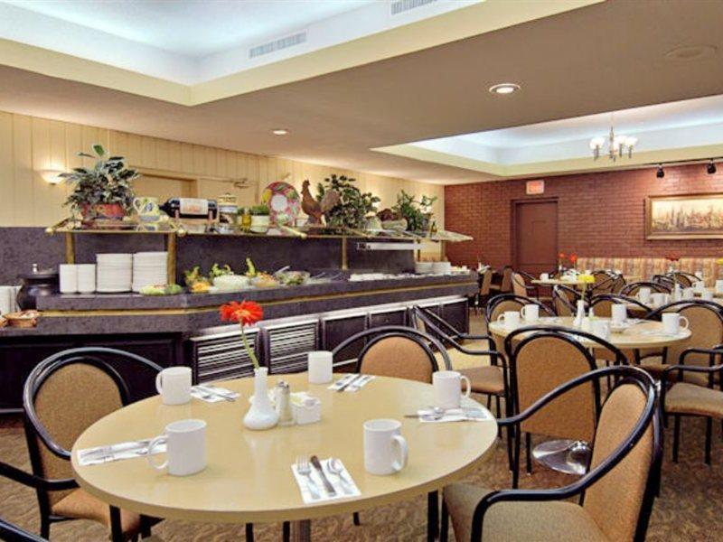 Отель Ramada Plaza By Wyndham Calgary Downtown Экстерьер фото