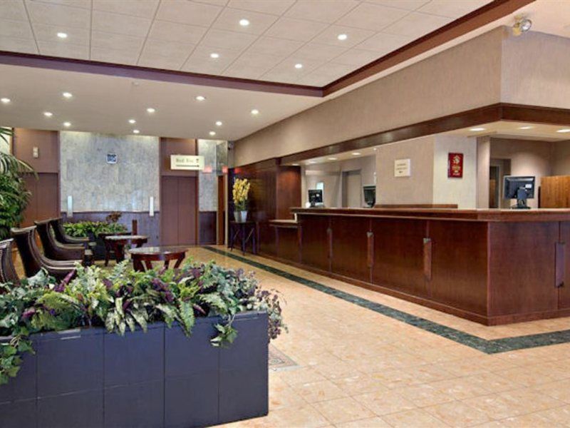 Отель Ramada Plaza By Wyndham Calgary Downtown Экстерьер фото