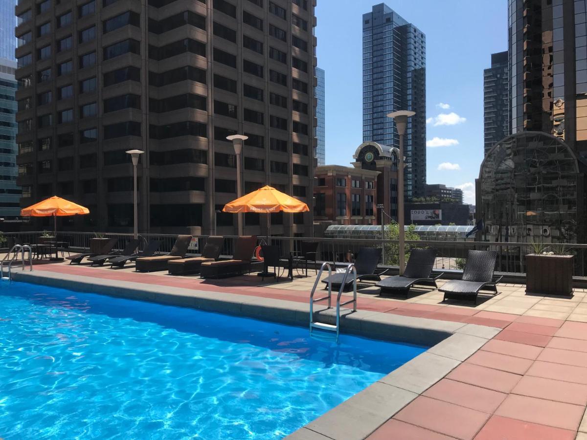 Отель Ramada Plaza By Wyndham Calgary Downtown Экстерьер фото
